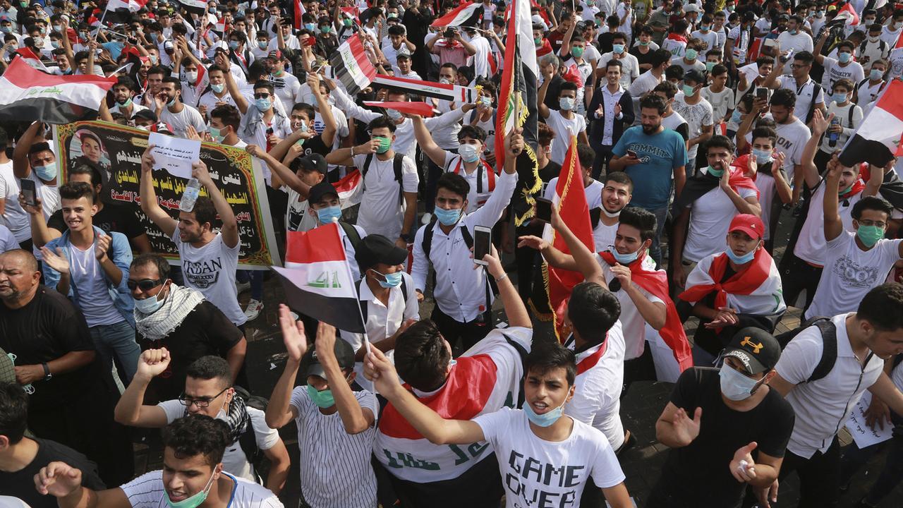 Au plus fort des manifestations étudiantes, l'armée irakienne décrète un couvre-feu. [Keystone/AP - Hadi Mizban]