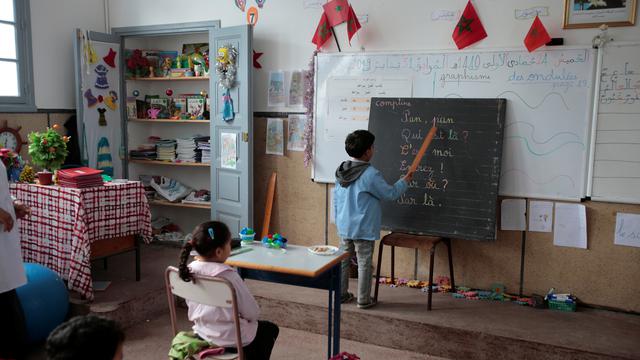 Un écolier lit des mots en français dans l'école primaire  d'Oudaya, à Rabat, au Maroc. [Reuters - Youssef Boudlal]