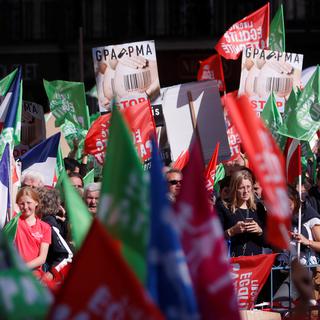 Les opposants à la PMA pour toutes les femmes ont commencé à défiler à Paris. [Reuters - Christian Hartmann]