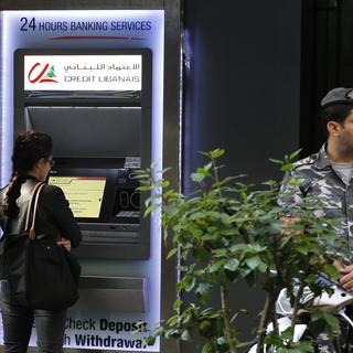 Une femme utilise un distributeur de billets à Beyrouth le 20 novembre 2019. [Keystone - AP Photo/Bilal Hussein]
