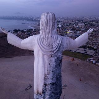 Une encombrante statue du "Christ de la corruption" divise à Lima. [AP Photo/Keystone - Rodrigo Abd]