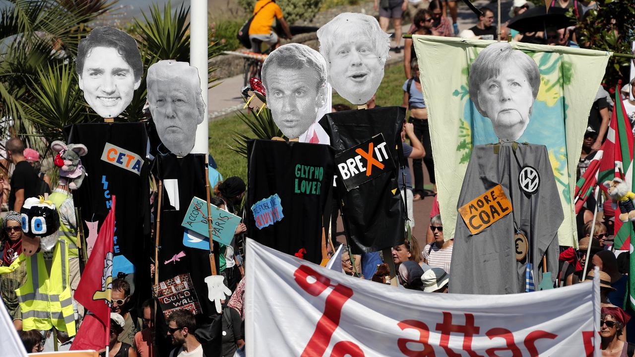 Les manifestants anti-G7 espèrent réunir plus de 10'000 personnes. [Keystone - EPA/Guillaume Horcajuelo]