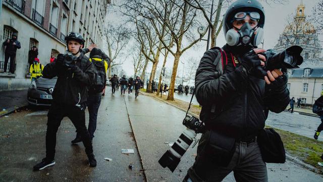 Des photoreporters ou journalistes sur le terrain des manifestations. [AFP - Simon Guillemin / Hans Lucas]