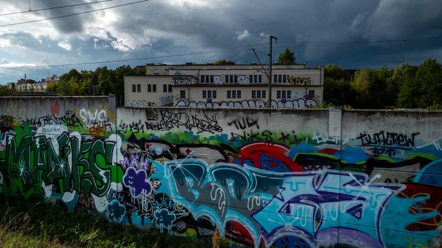 Des graffitis recouvrent les restes du Mur de Berlin à Pankow. [AFP - John McDougall]