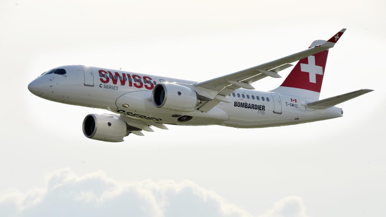 Un Airbus A220 - anciennement Bombardier CSeries - en vol en juin 2015. [KEYSTONE - Walter Bieri]