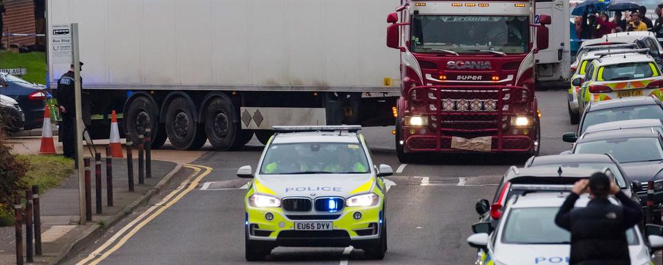 Le camion a quitté le site sous escorte policière. [EPA/Keystone - Vickie Flores]