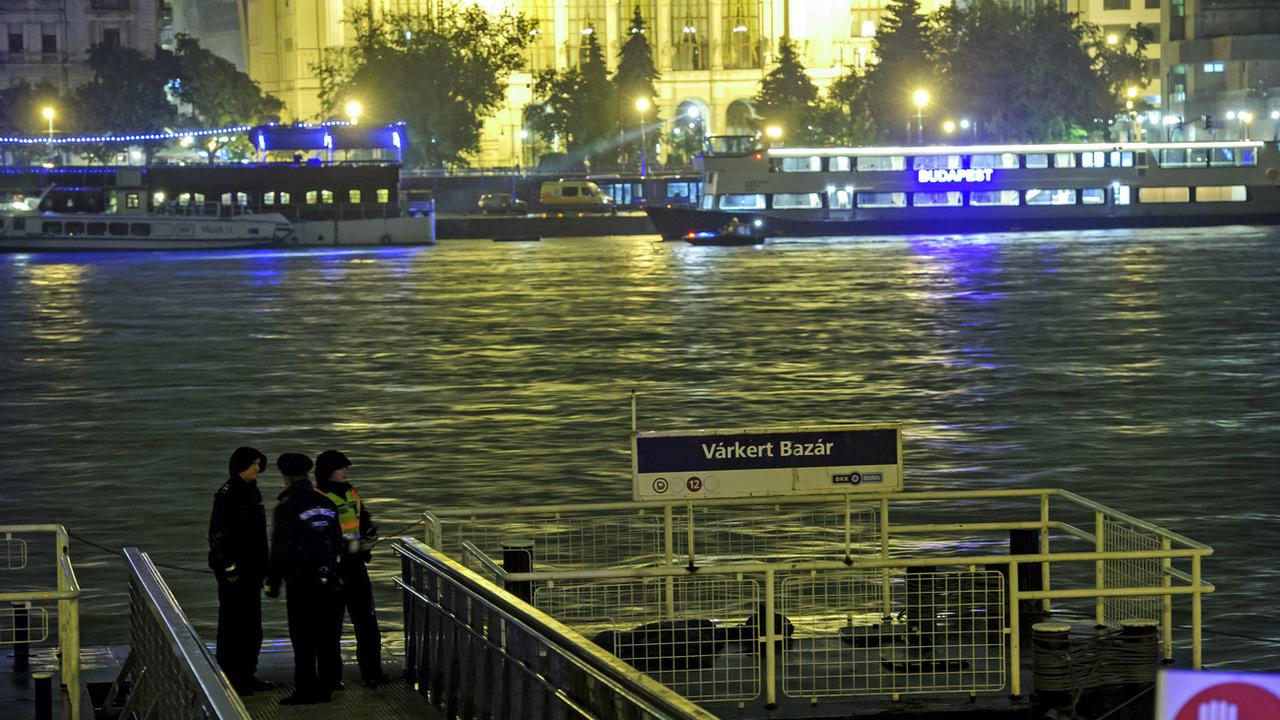Des policiers sur un embarcadère à Budapest après le naufrage du bateau de touristes.