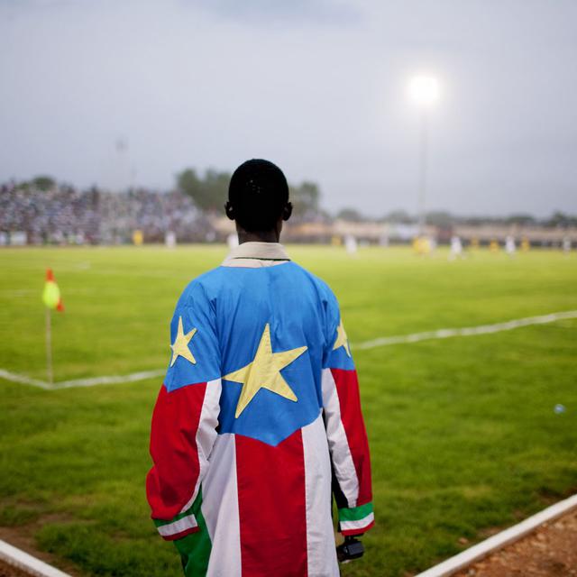 Un Sud-Soudanais, portant les couleurs de son pays, assiste au premier match de l'équipe nationale à Djouba, le 10 juillet 2011. Le Soudan du Sud avait déclaré son indépendance la veille. [AP Photo/Keystone - Pete Muller]
