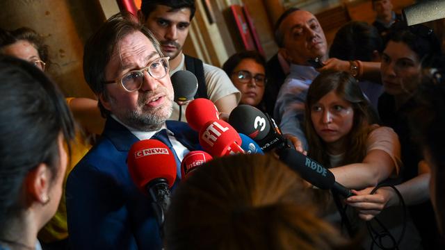 Patrice Spinosi, l'avocat de la femme de Vincent Lambert, face à la presse après la décision de la Cour de cassation à Paris. [AFP - Dominique Faget]