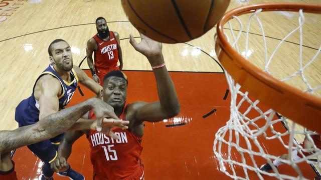 Clint Capela a inscrit 7 points et capté 10 rebonds dans cette rencontre. [David J. Phillip]