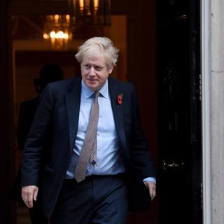 Boris Johnson quitte Downing Street pour Buckingham Palace, ce 6 novembre 2011. [Epa - FACUNDO ARRIZABALAGA]