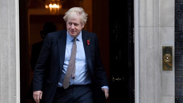 Boris Johnson quitte Downing Street pour Buckingham Palace, ce 6 novembre 2011. [Epa - FACUNDO ARRIZABALAGA]