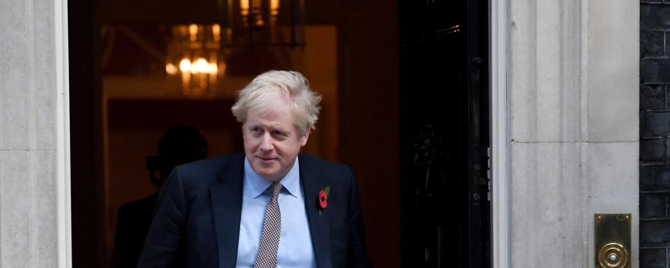 Boris Johnson quitte Downing Street pour Buckingham Palace, ce 6 novembre 2011. [Epa - FACUNDO ARRIZABALAGA]