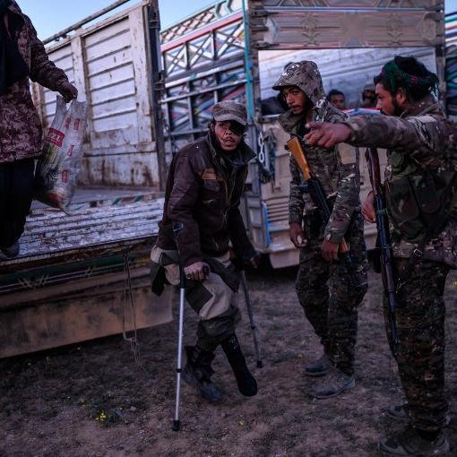 Un homme suspecté d'appartenir au groupe Etat islamique va être fouillé par des membres des Forces démocratiques syriennes à Baghouz. [AFP - Bulent Kilic]