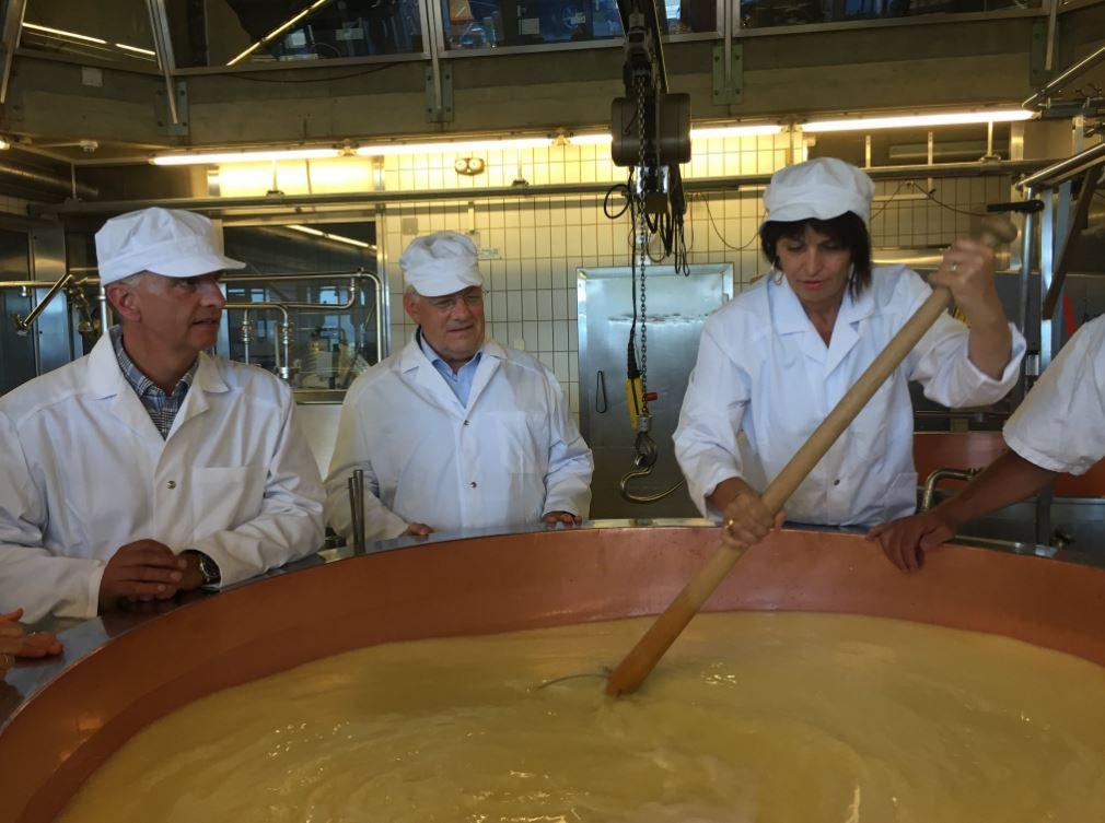 Doris Leuthard s'essaie à la fabrication du fromage en compagnie de Didier Burkhalter et Johann Schneider-Amman. [@BR_Sprecher - André Simonazzi]