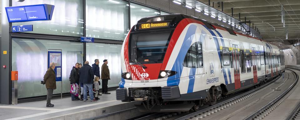 Un train du Léman Express en gare de Champel le 15 décembre. [Keystone - Martial Trezzini]