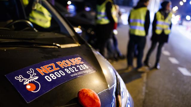 Une voiture avec le logo "Nez Rouge" dans les rues de Genève. [Keystone - Valentin Flauraud]