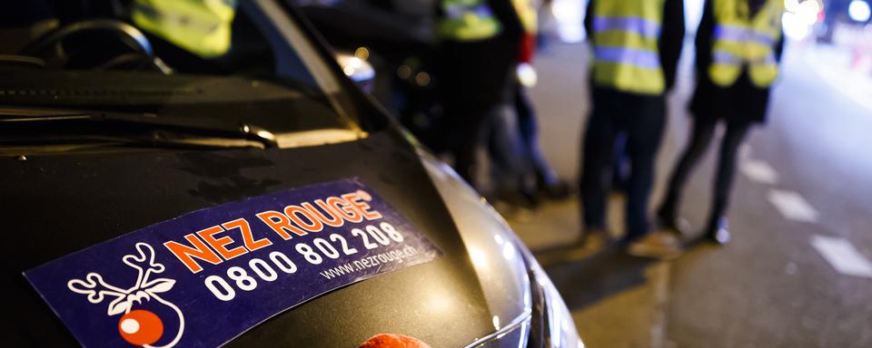 Une voiture avec le logo "Nez Rouge" dans les rues de Genève. [Keystone - Valentin Flauraud]