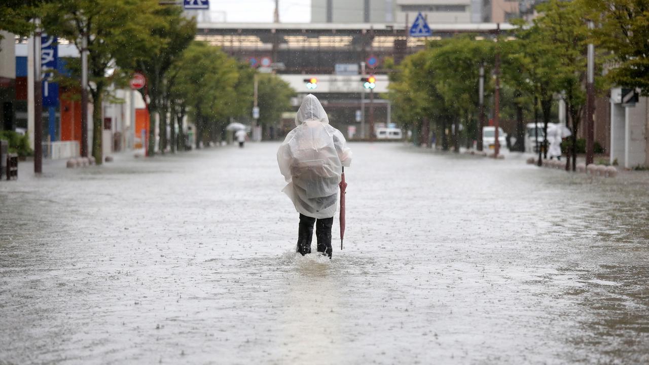 Une rue inondée près de la station de train de Saga, dans le sud-ouest du Japon, le 28 août 2019. [Keystone/epa - Jiji press]