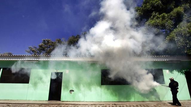 Un homme pratique la fumigation pour stopper la prolifération du moustique Aedes Aegypti, responsable de la transmission de maladies comme la dengue, le chicungunia and le virus Zica. [AP/Keystone - Edgard Garrido]