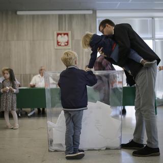 Des Polonais aux urnes pour les élections législatives. [Keystone - EPA/Leszek Szymanski]