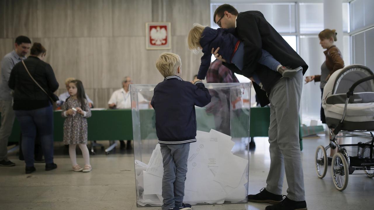 Des Polonais aux urnes pour les élections législatives. [Keystone - EPA/Leszek Szymanski]