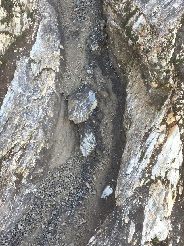 Les rochers qui menacent la route [KEYSTONE - ASTRA]