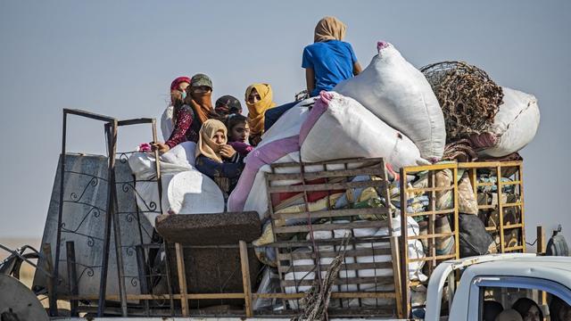 Des civils fuient l'offensive turque contre le nord-est de la Syrie. [AFP - Delil Souleiman]