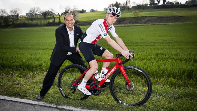 Richard Chassot pose avec Mathias Flueckiger, coureur de l'équipe de Suisse. [Jean-Christophe Bott]