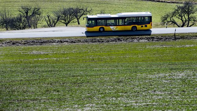 Un bus de CarPostal en mars 2018 dans le canton de Vaud (image d'illustration). [Keystone - Jean-Christophe Bott]