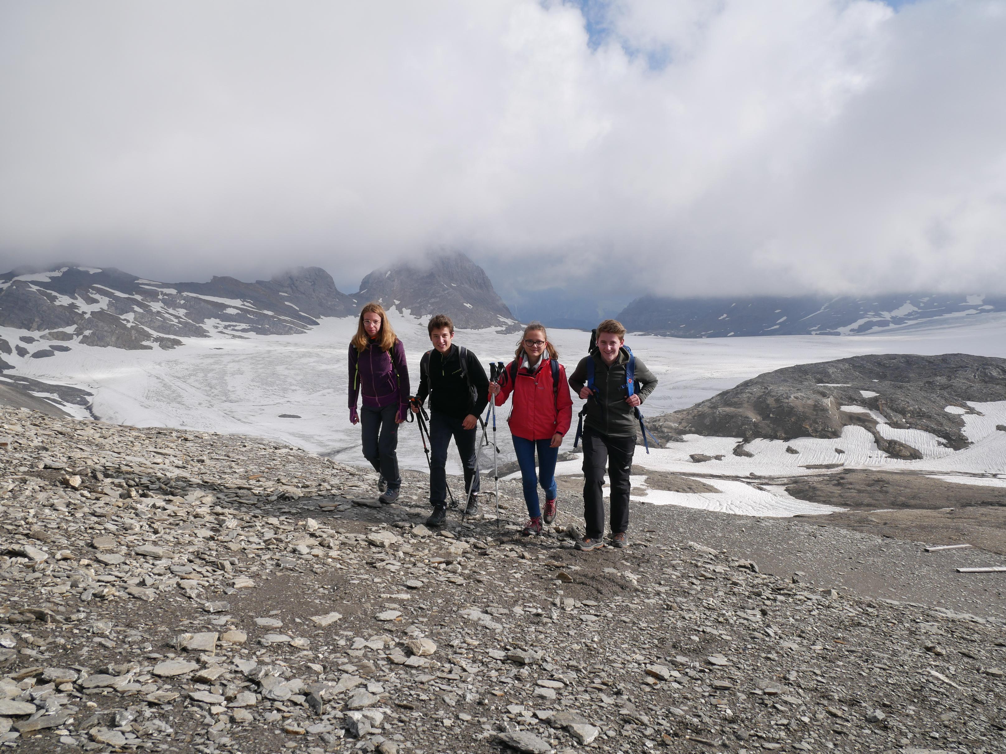 Judith, Adrien, Lina et Cyril sur le site glaciaire de la Plaine Morte [RTS]