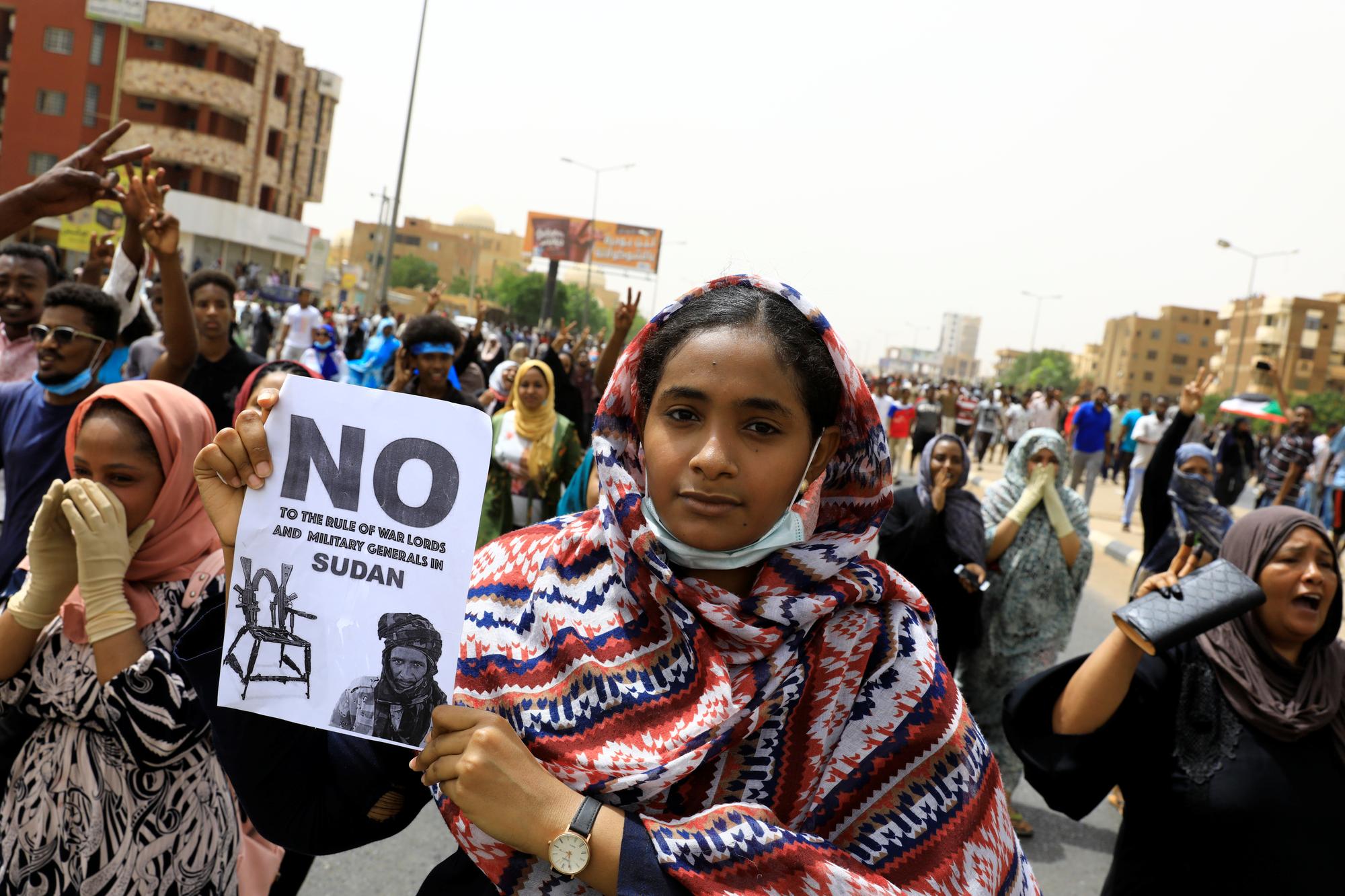 Des manifestants demandent depuis des semaines, notamment dans la capitale Khartoum, que les militaires remettent le pouvoir à un gouvernement civil au Soudan. [Reuters - Umit Bektas]