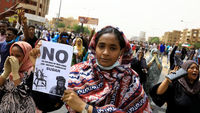 Des manifestants demandent depuis des semaines, notamment dans la capitale Khartoum, que les militaires remettent le pouvoir à un gouvernement civil au Soudan. [Reuters - Umit Bektas]