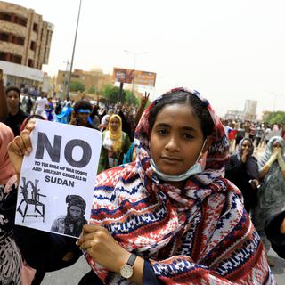 Des manifestants demandent depuis des semaines, notamment dans la capitale Khartoum, que les militaires remettent le pouvoir à un gouvernement civil au Soudan. [Reuters - Umit Bektas]
