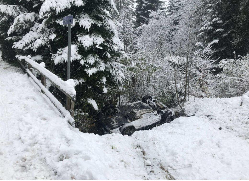 Un automobiliste a perdu la maîtrise de son véhicule suite aux conditions météorologiques et a terminé sa course dans un ruisseau. [Police fribourgeoise]