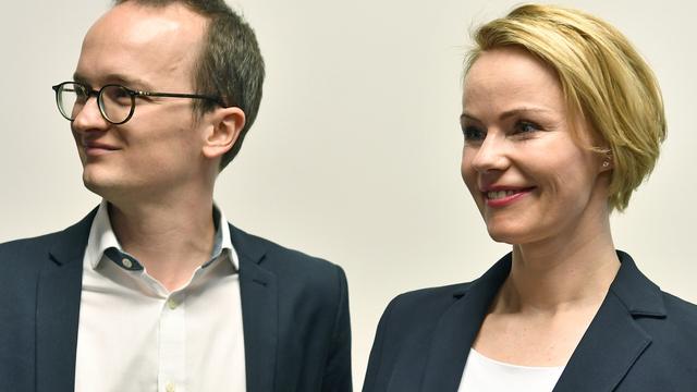 Martin Neukom (Verts) et Natalie Rickli (UDC) sont les deux nouveaux élus au gouvernement zurichois. [Keystone - Walter Bieri]