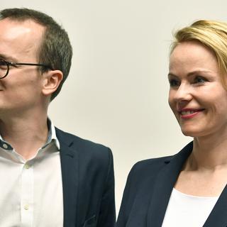 Martin Neukom (Verts) et Natalie Rickli (UDC) sont les deux nouveaux élus au gouvernement zurichois. [Keystone - Walter Bieri]