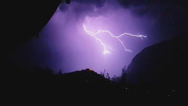 Des éclairs dans le ciel valaisan au-dessus de Sierre. [Vos infos - Luca Poli]