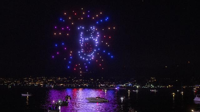 Un show inédit de drones a émerveillé le public de la fête municipale de la ville de Zurich pour la première fois. [Keystone - Ennio Leanza]