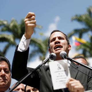 Ici, Juan Guaido prend la parole lors d'une conférence de presse à Caracas, le 21 janvier 2019, en tenant la constitution nationale dans ses mains. [REUTERS - Manaure Quintero]