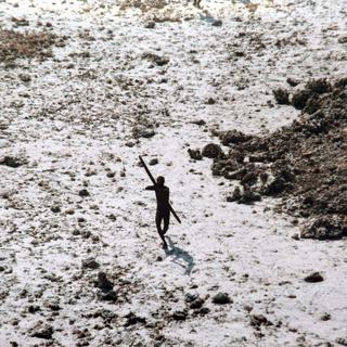 Un membre de la tribu qui vit "hors du monde" sur l'île de North Sentinel dans le Golfe du Bengale en 2004.
SURVIVAL INTERNATIONAL/Indian Coast Guard
AFP [SURVIVAL INTERNATIONAL/Indian Coast Guard]