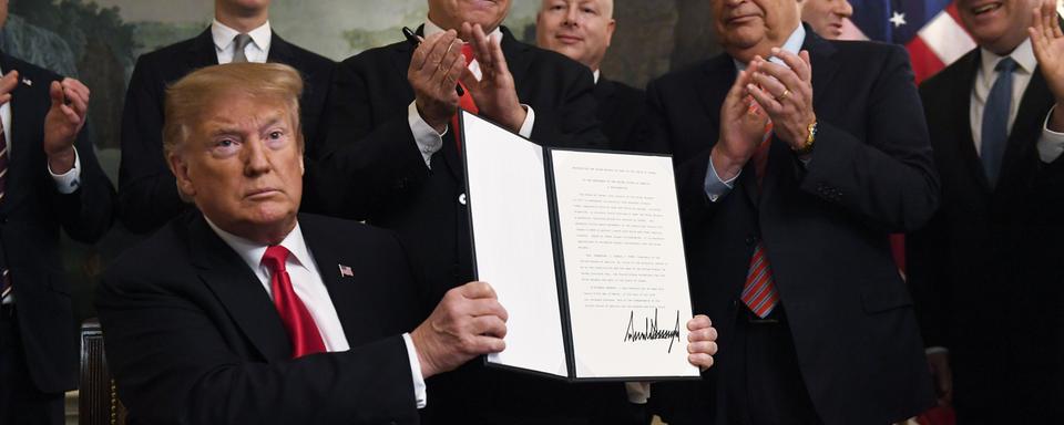 Donald Trump a signé en présence de Benjamin Netanyahu un décret par lequel les Etats-Unis reconnaissent la souveraineté d'Israël sur le Golan. [Keystone - AP Photo/Susan Walsh]