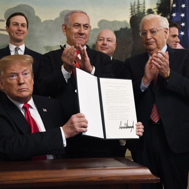 Donald Trump a signé en présence de Benjamin Netanyahu un décret par lequel les Etats-Unis reconnaissent la souveraineté d'Israël sur le Golan. [Keystone - AP Photo/Susan Walsh]