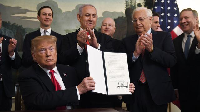 Donald Trump a signé en présence de Benjamin Netanyahu un décret par lequel les Etats-Unis reconnaissent la souveraineté d'Israël sur le Golan. [Keystone - AP Photo/Susan Walsh]