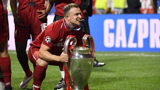 Xherdan Shaqiri pose avec le trophée de la Ligue des Champions après la finale remportée par les Reds contre Tottenham. [AFP - Giuseppe Maffia]