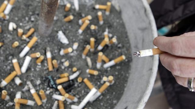 Un cendrier public rempli de cigarettes écrasées en 2007 à Lausanne. [Keystone - Laurent Gillieron]