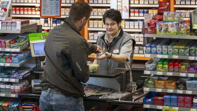 Le projet de nouvelle loi n'interdit pas la publicité pour les cigarettes dans les kiosques ou shops. [Keystone - Christian Beutler]