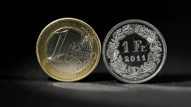 Selon Crédit Suisse, le franc suisse pourrait se retrouver à parité avec l'euro d'ici une dizaine d'années. [Keystone - Martin Rütschi]