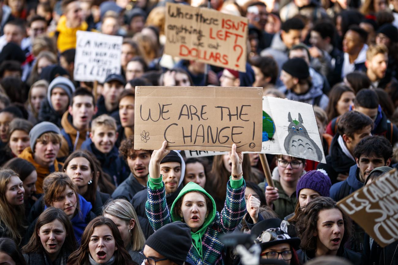 Des étudiants font grève et manifestent pour le climat le 18 janvier 2019 à Lausanne. [Keystone - Valentin Flauraud]