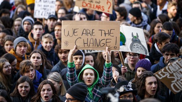 Des étudiants font grève et manifestent pour le climat le 18 janvier 2019 à Lausanne. [Keystone - Valentin Flauraud]